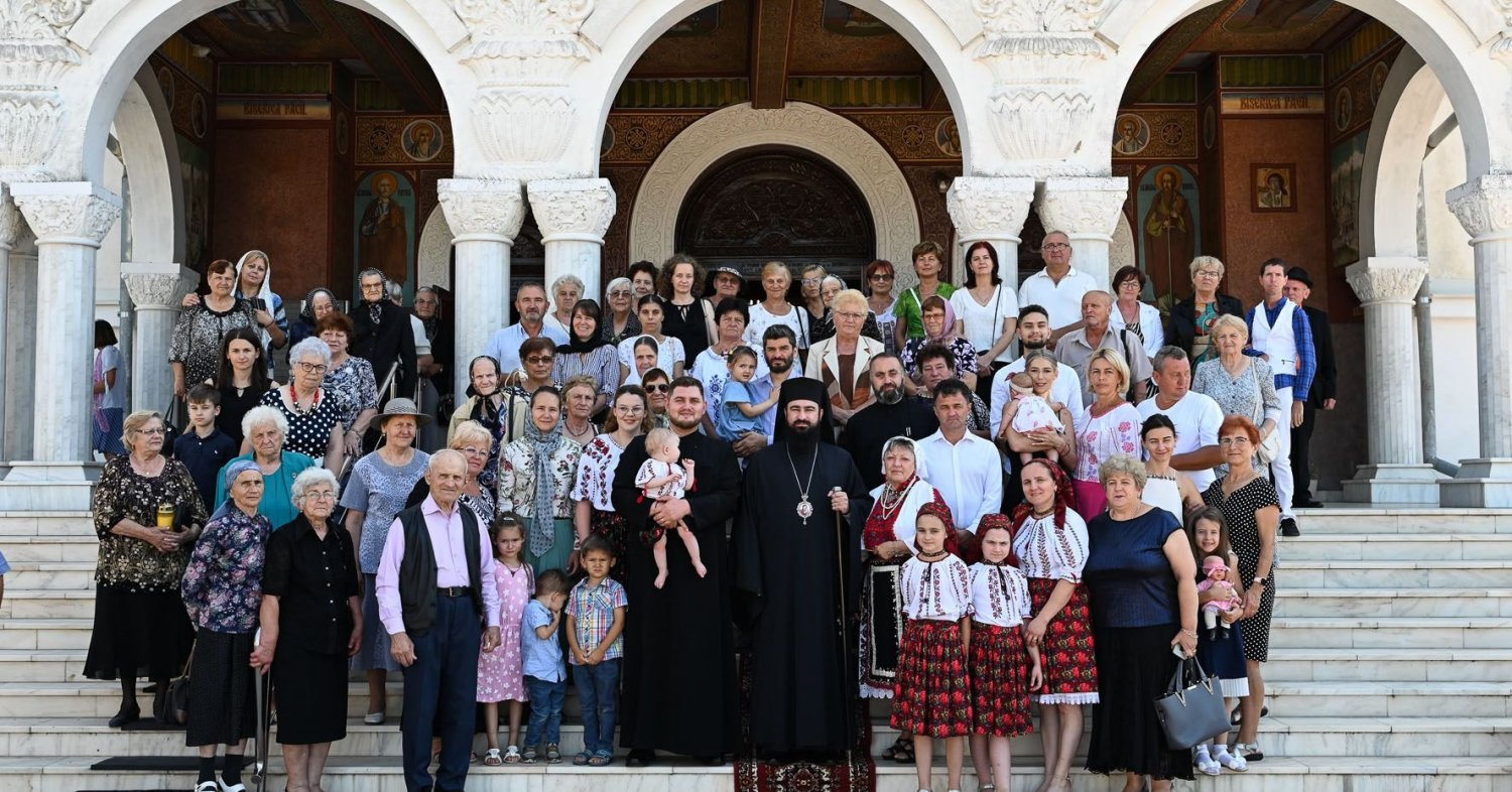 Slujiri ale ierarhilor hunedoreni în Duminica a 3-a după Rusalii 303380