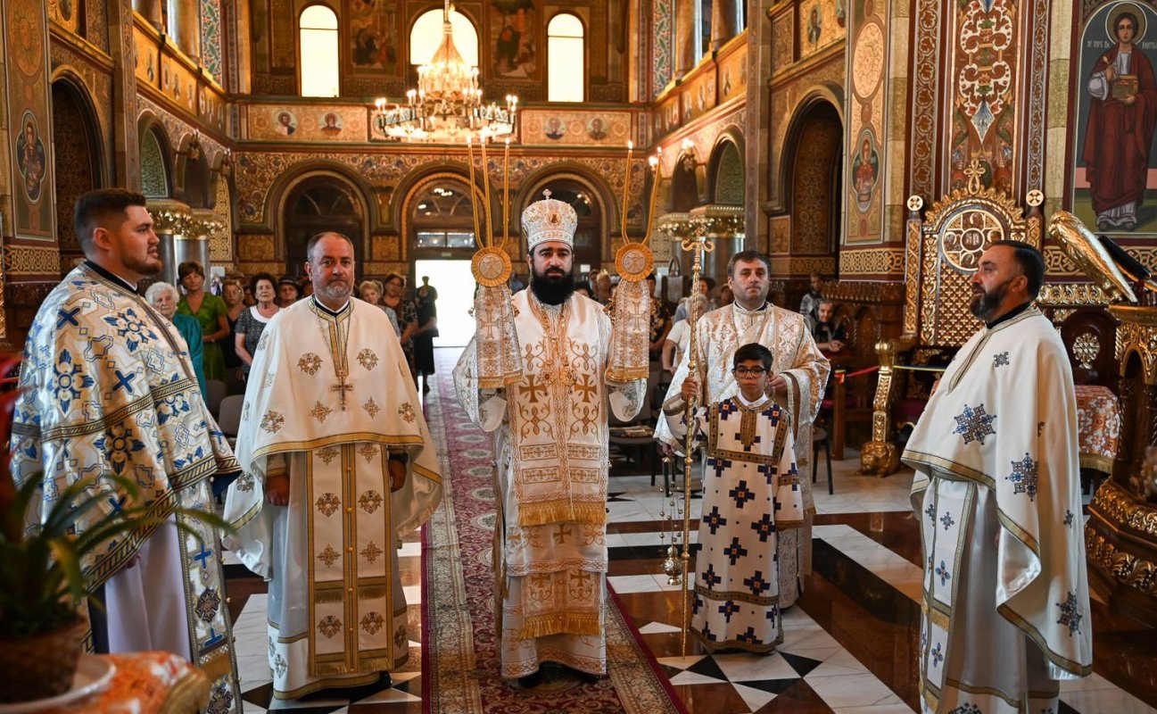 Slujiri ale ierarhilor hunedoreni în Duminica a 3-a după Rusalii 303381