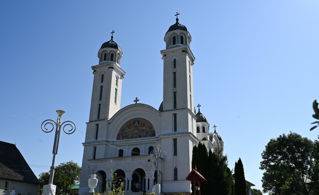 Slujiri ale ierarhilor hunedoreni în Duminica a 3-a după Rusalii 303382