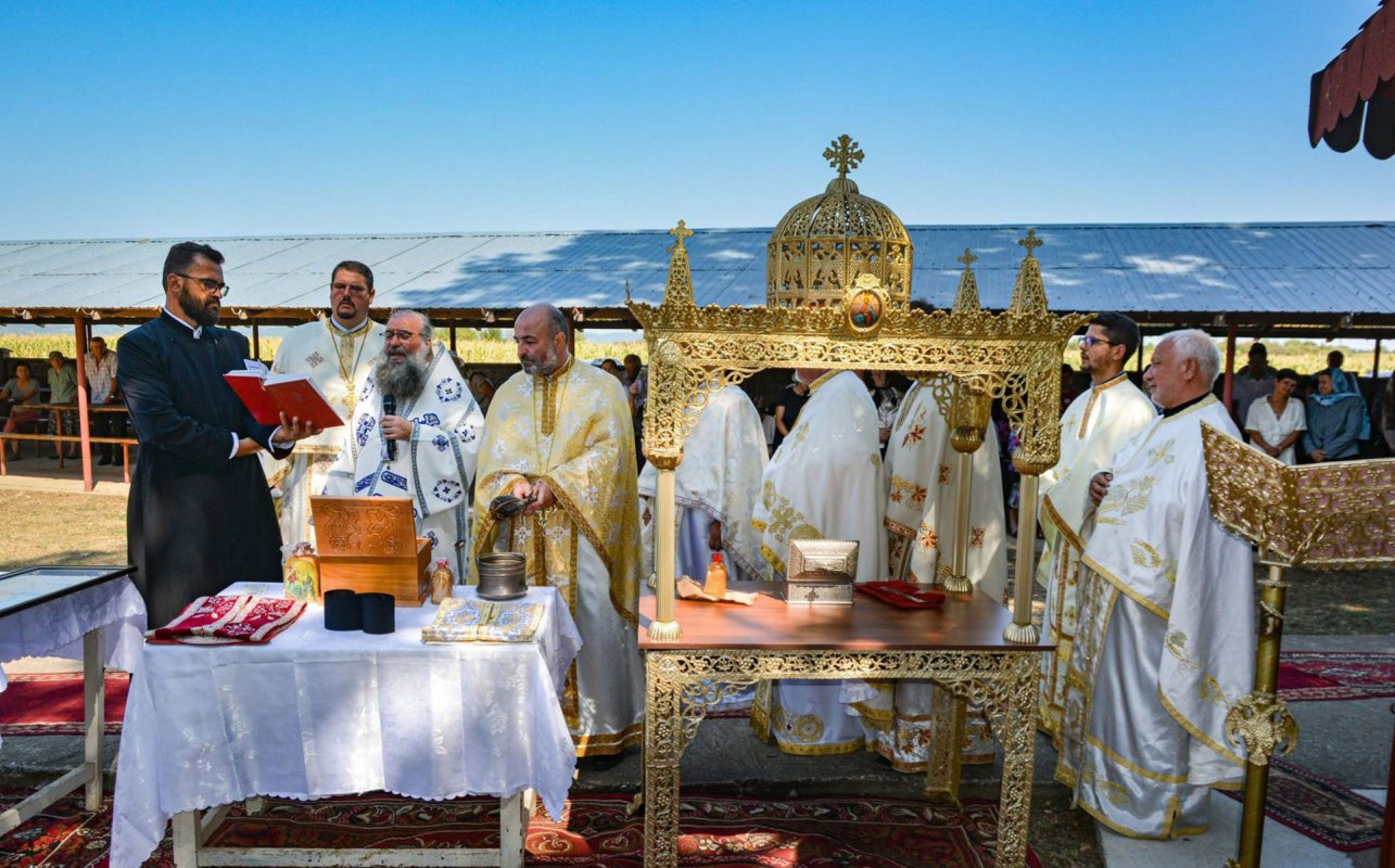O nouă raclă sfinţită într-o parohie din judeţul Olt 303484