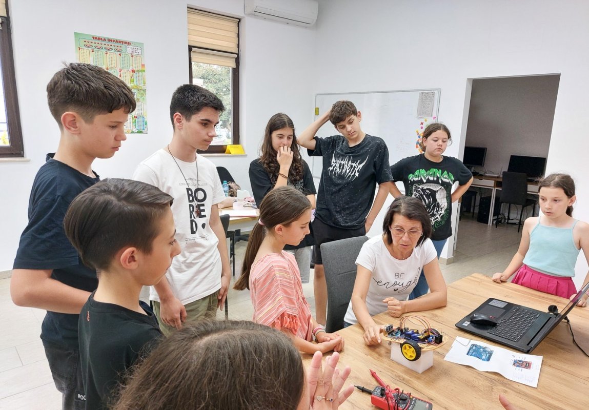Cateheză, matematică, informatică și robotică în cadrul activităților cu tinerii la Parohia Deva IV 303559