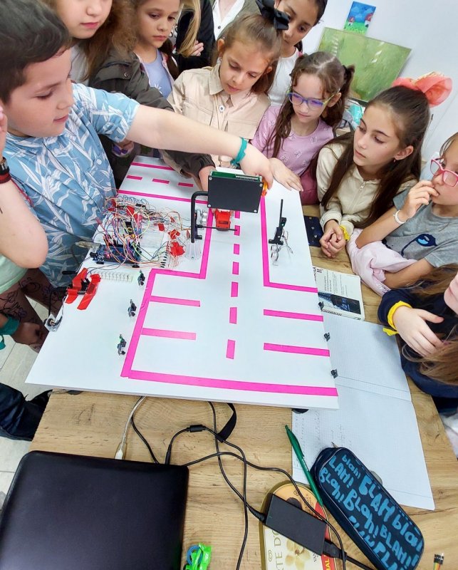 Cateheză, matematică, informatică și robotică în cadrul activităților cu tinerii la Parohia Deva IV 303563