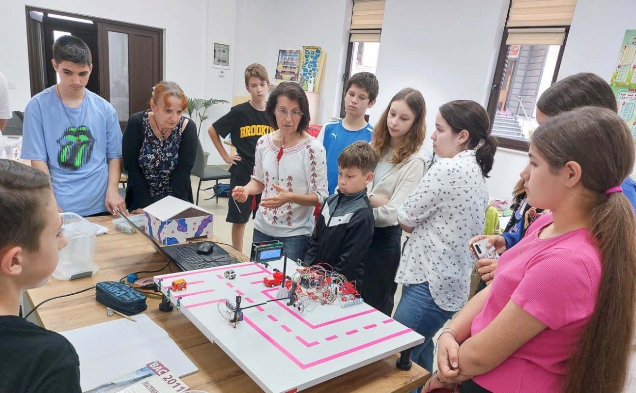 Cateheză, matematică, informatică și robotică în cadrul activităților cu tinerii la Parohia Deva IV 303564