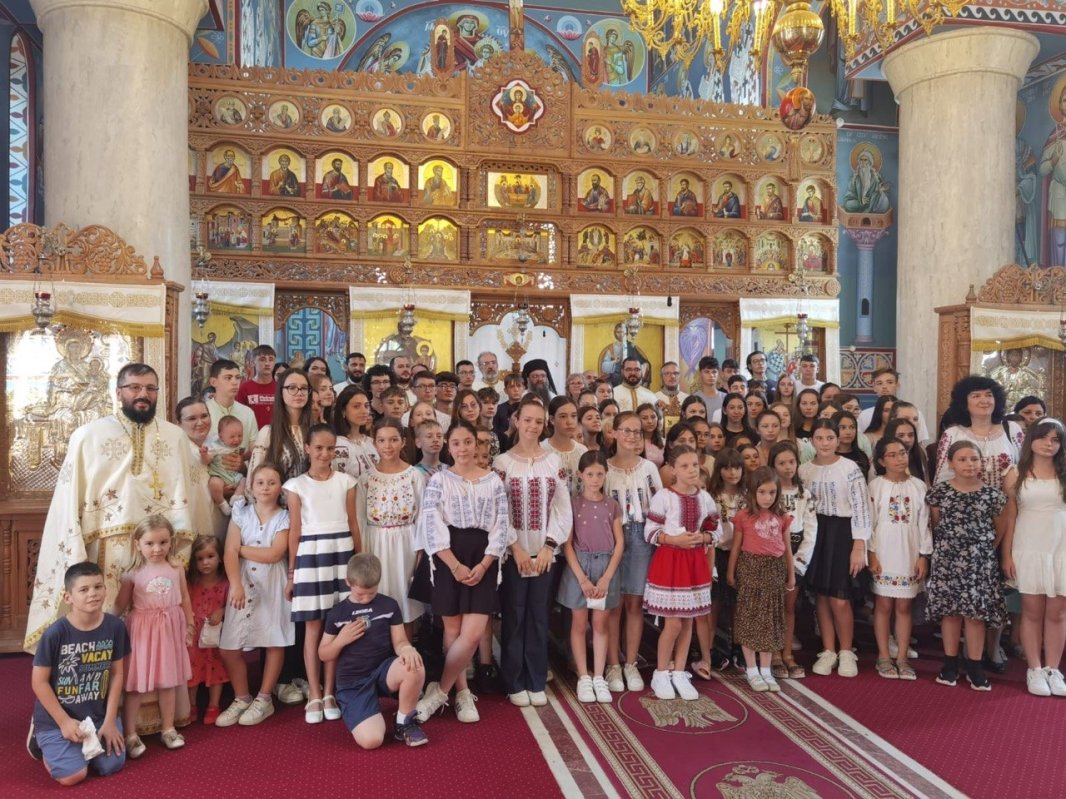 Copii și tineri din Italia în tabără la Mănăstirea Caraiman 303576