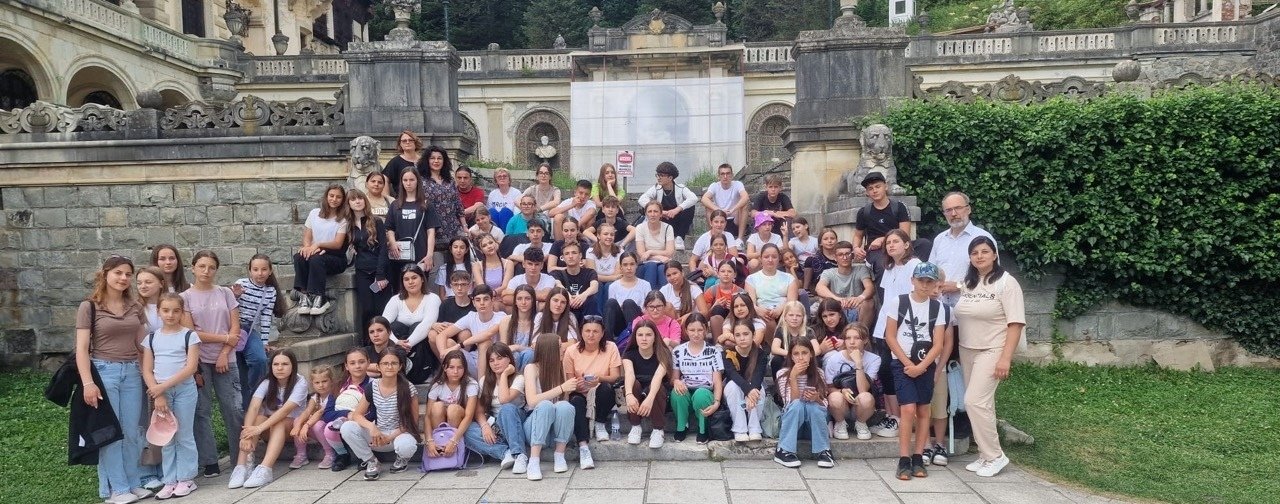 Copii și tineri din Italia în tabără la Mănăstirea Caraiman 303578