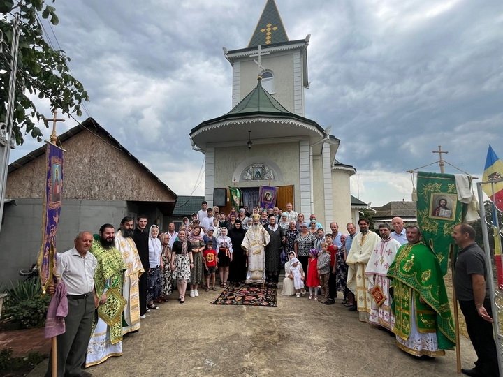 Slujbă arhierească în Parohia „Sfântul Serghie de Radonej” din Vărvăreuca, Floreşti 303690
