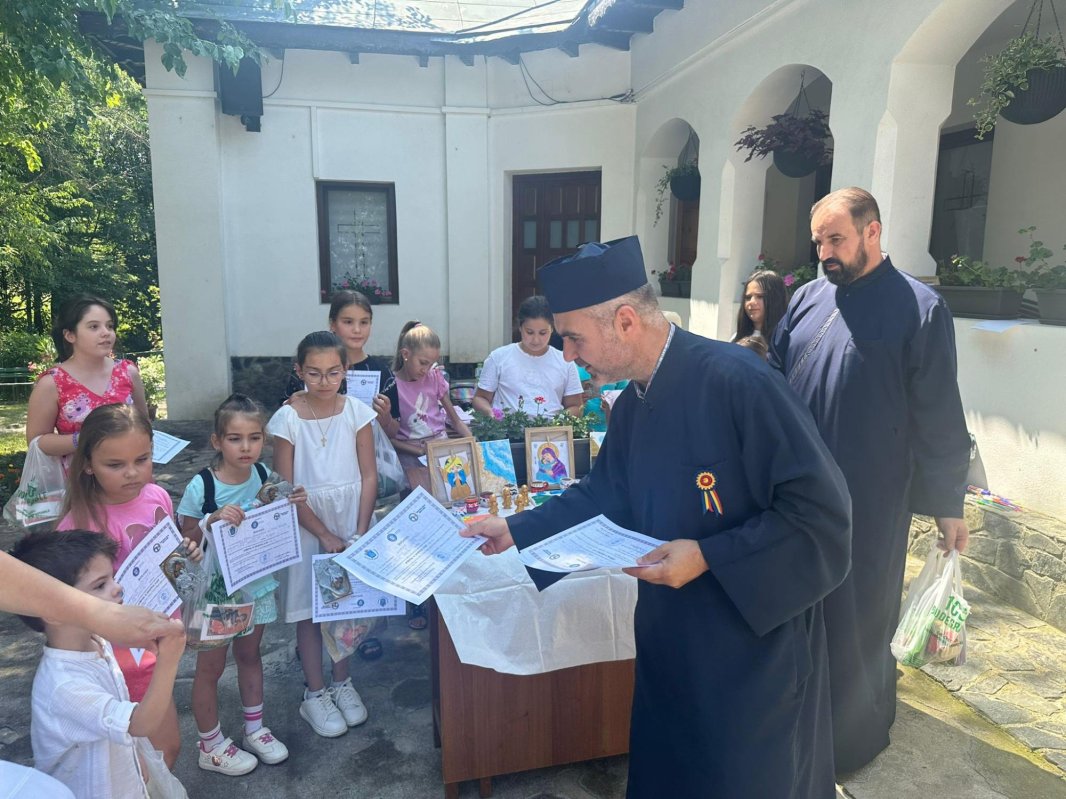 Tabără de creație religioasă la Mănăstirea Trivale din Pitești 303705