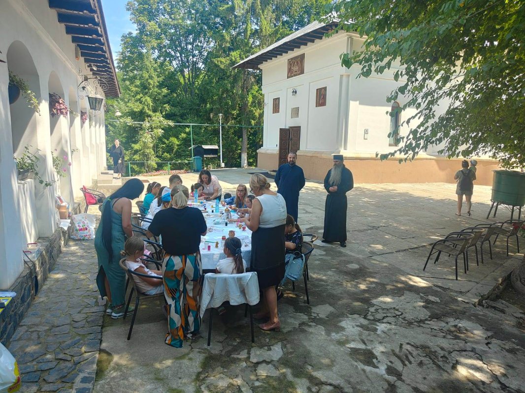 Tabără de creație religioasă la Mănăstirea Trivale din Pitești 303707