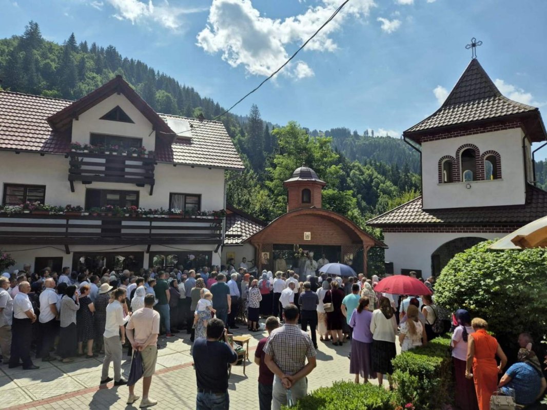 Liturghie arhierească la hramul Mănăstirii Albac 303803
