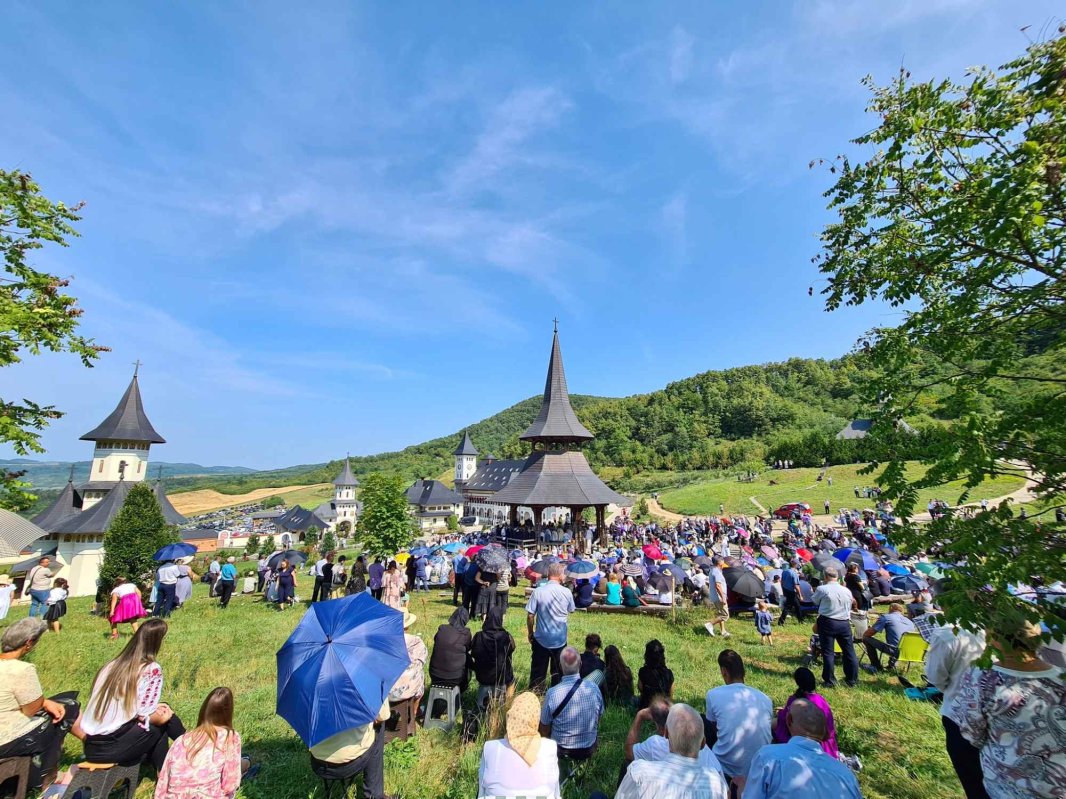 Mii de pelerini la hramul Mănăstirii „Sfântul Proroc Ilie Tesviteanul” de la Nușeni 303812