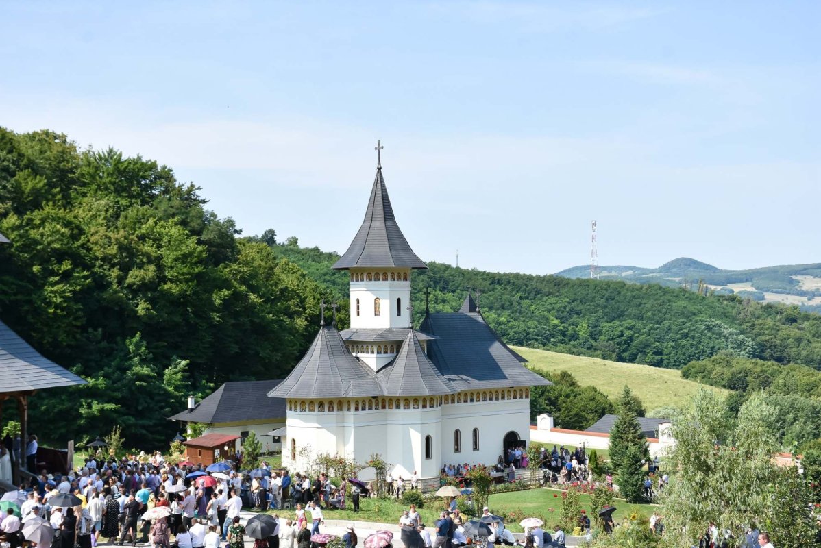 Mii de pelerini la hramul Mănăstirii „Sfântul Proroc Ilie Tesviteanul” de la Nușeni 303815