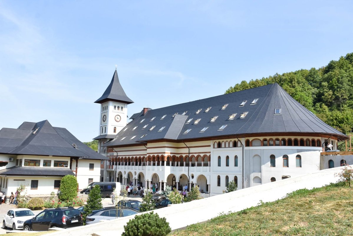 Mii de pelerini la hramul Mănăstirii „Sfântul Proroc Ilie Tesviteanul” de la Nușeni 303816