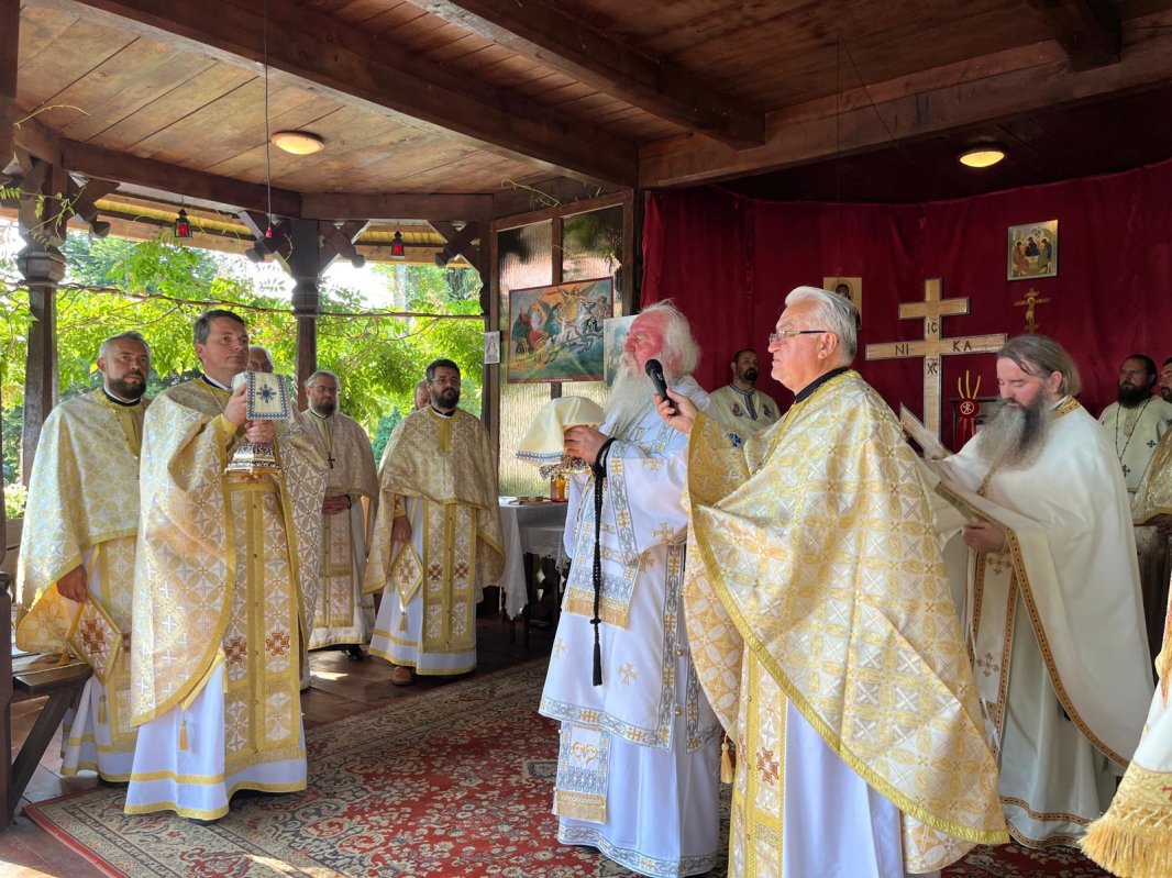 Sărbătoare la două așezăminte monahale din județul Timiș 303922