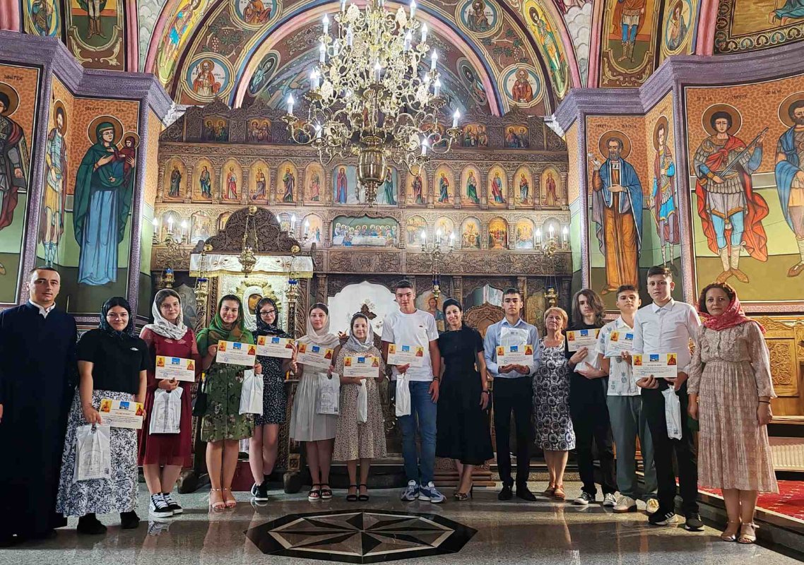 Elevi cu note mari la Evaluarea Națională premiați de Parohia Mălini 303956