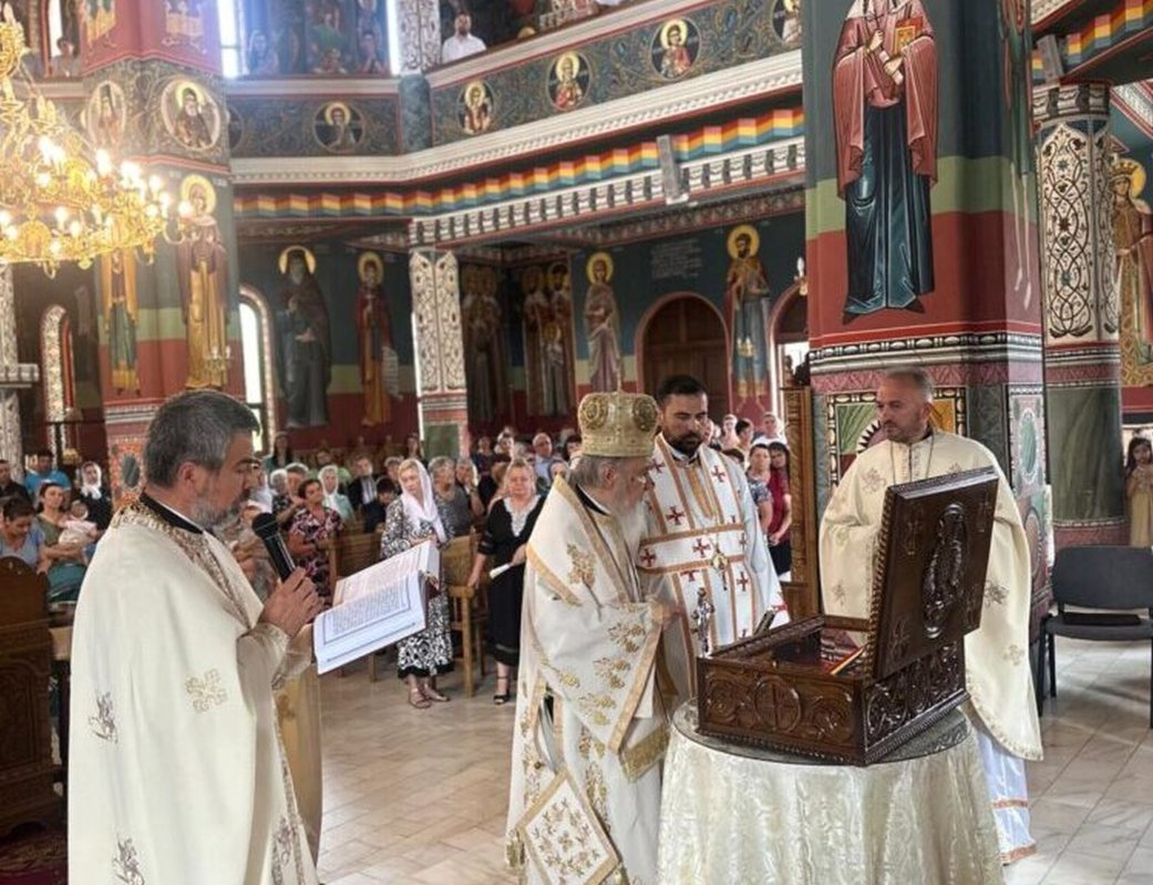 Sfințire de raclă într-o parohie arădeană 304003