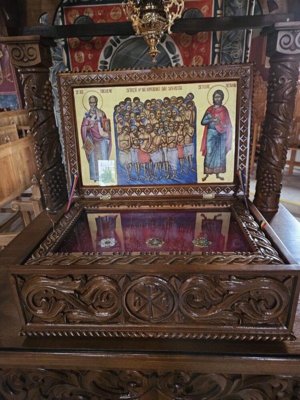 Sfințire de raclă într-o parohie arădeană 304004