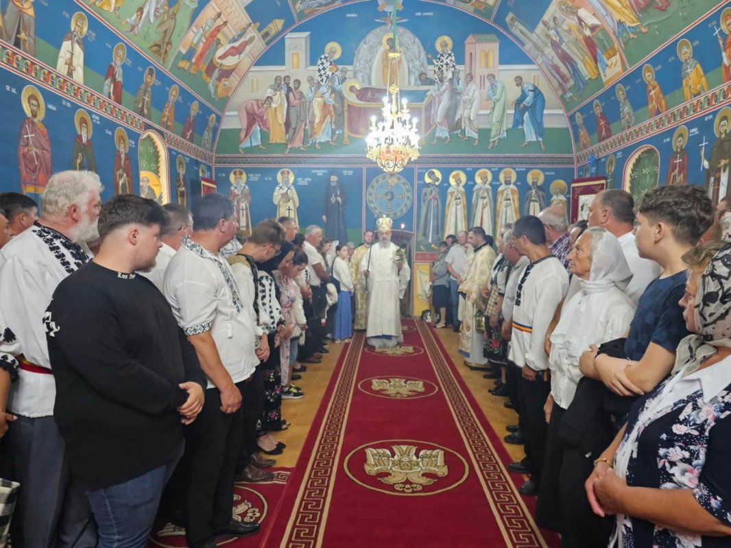 Târnosirea bisericii din filia Mămăligani 303950