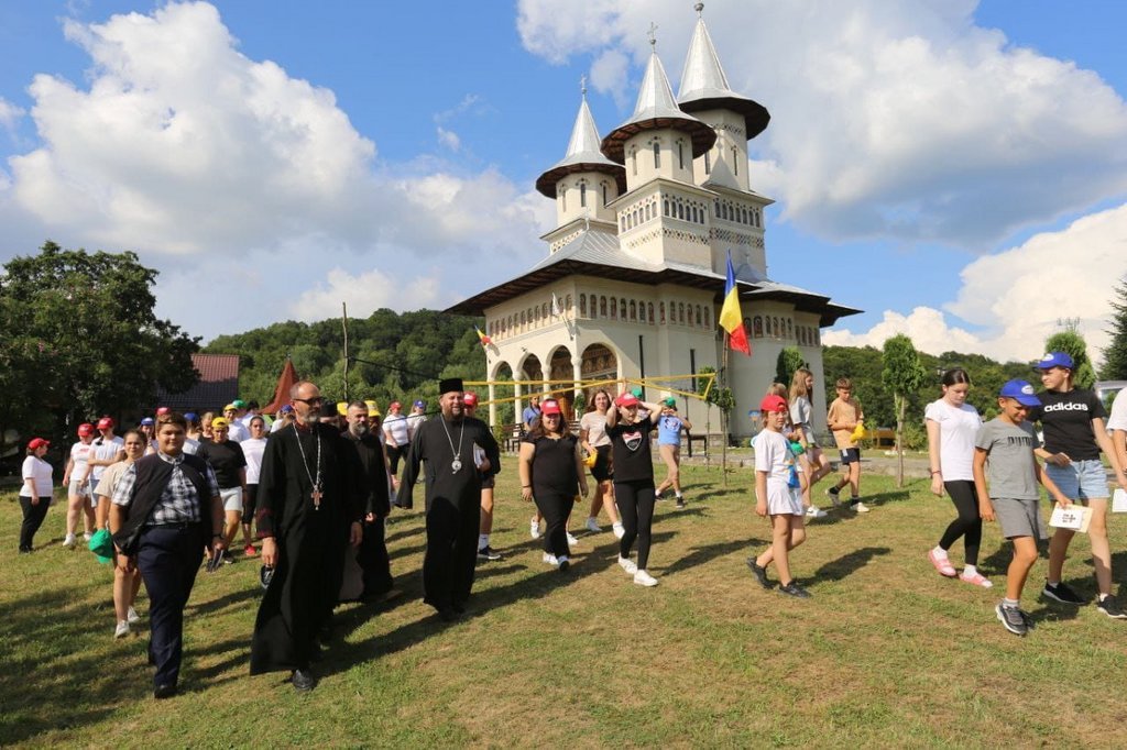 Binecuvântări arhiereşti pentru copii şi tineri, în Episcopia Maramureşului şi Sătmarului 304092