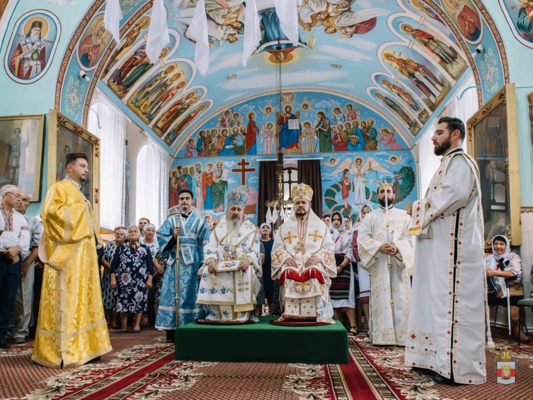 Doi ierarhi au sfințit pictura bisericii din Drăgușeni 304102