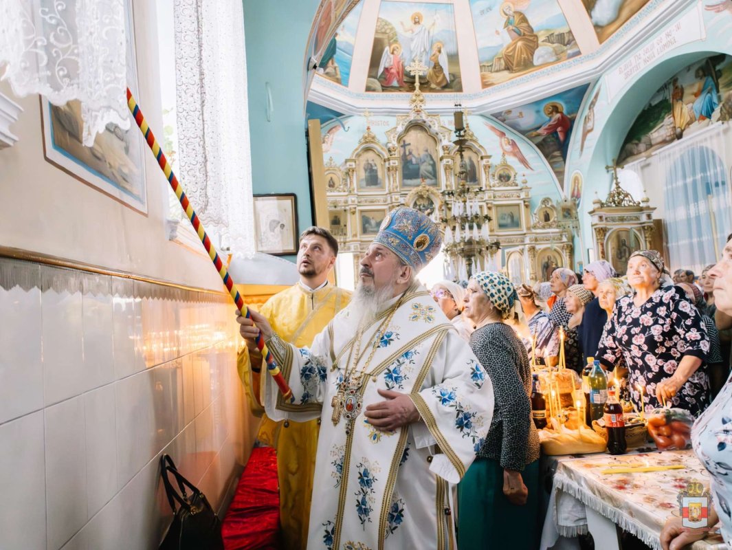 Doi ierarhi au sfințit pictura bisericii din Drăgușeni 304103