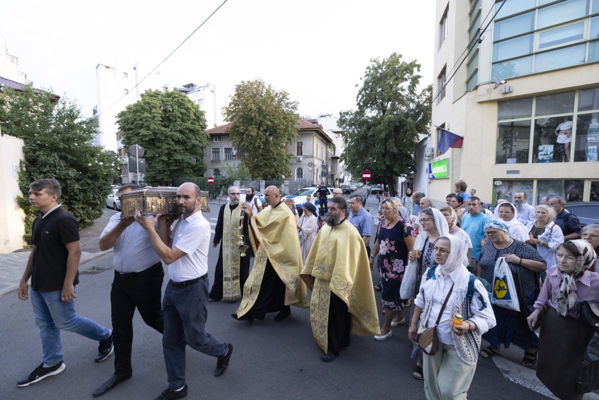 Procesiune cu moaștele Sfântului Pantelimon în centrul Capitalei 304276
