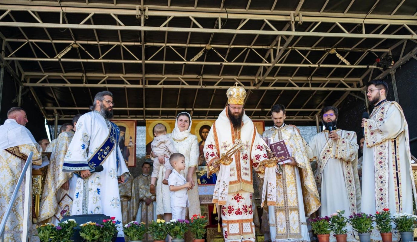 Doi ierarhi au sfințit biserica de lemn din Parohia Poienari 304415