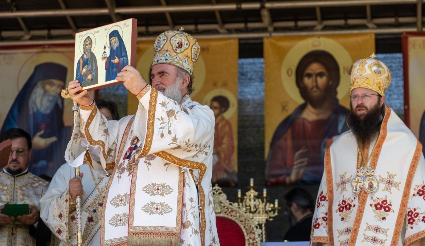 Doi ierarhi au sfințit biserica de lemn din Parohia Poienari 304416