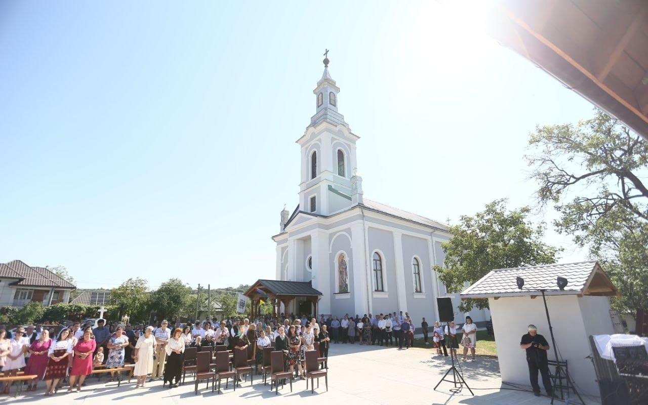 Slujire arhierească la Parohia Asuaju de Sus, Maramureş 304400