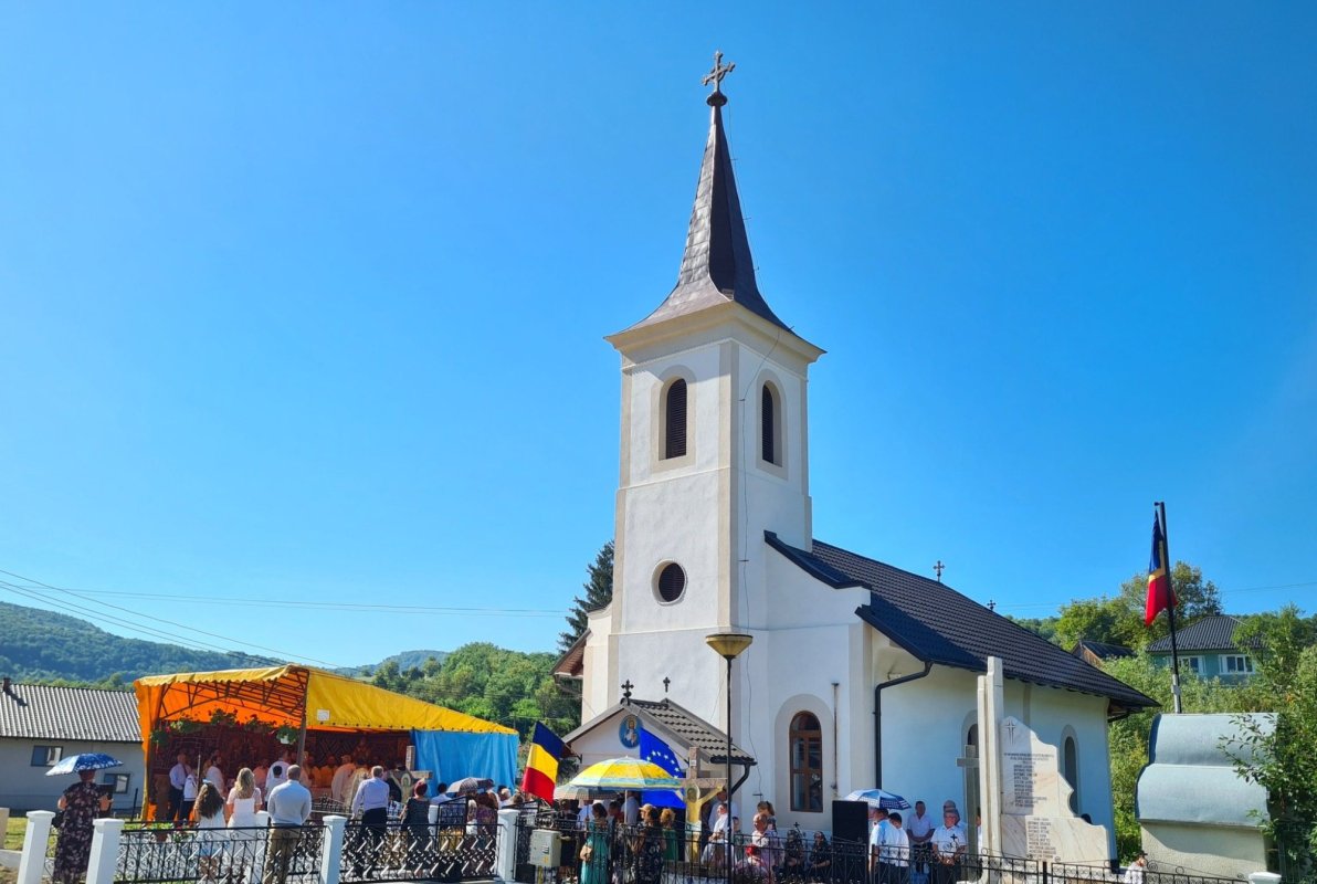 Slujire arhierească și binecuvântarea lucrărilor la biserica din Malin 304499