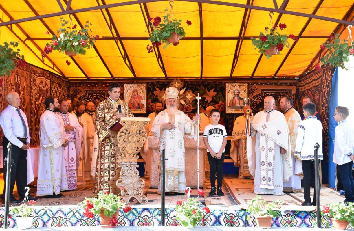 Slujire arhierească și binecuvântarea lucrărilor la biserica din Malin 304501