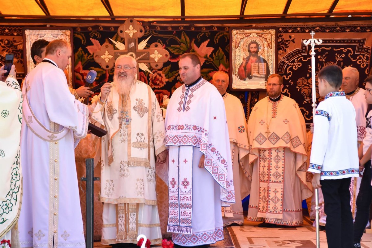 Slujire arhierească și binecuvântarea lucrărilor la biserica din Malin 304502