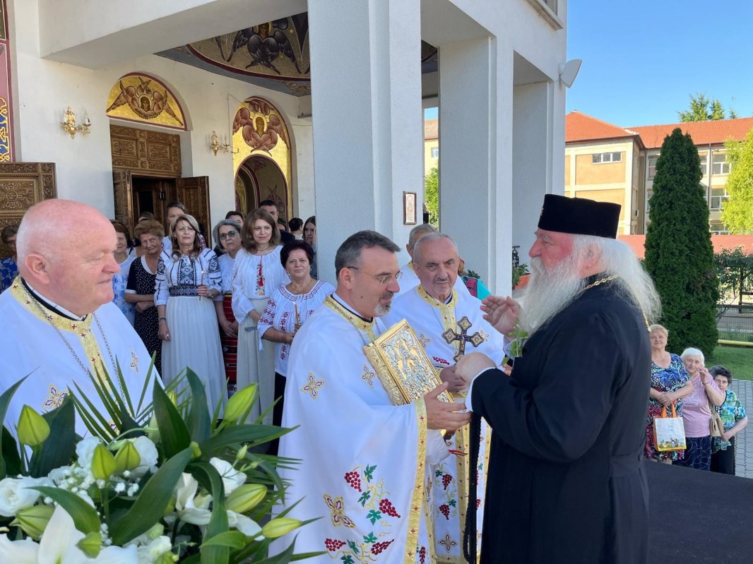 Vizită arhierească într-o comunitate din orașul de pe Bega 304613