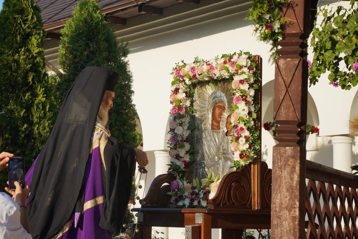 A început tradiționalul pelerinaj de vară din Arhiepiscopia Dunării de Jos 304705