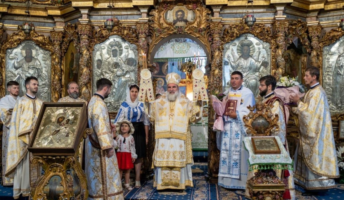 Două hirotonii la Catedrala Arhiepiscopală din Roman 304699