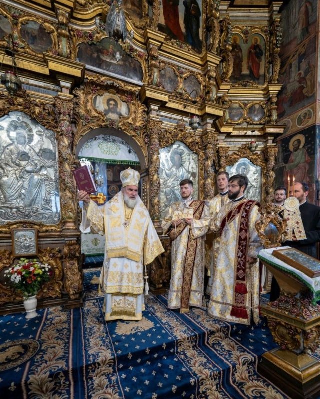 Două hirotonii la Catedrala Arhiepiscopală din Roman 304700