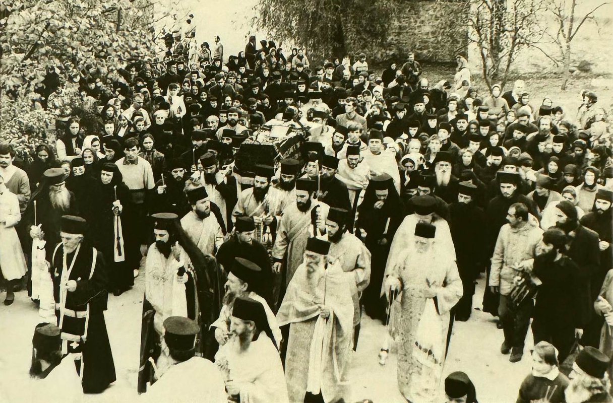 O fotografie cât o biografie - prohodirea Sfântului Cuvios Paisie Olaru de la Sihăstria 304656