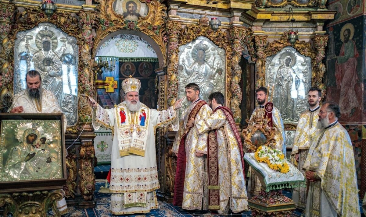 Hirotonii la Catedrala Arhiepiscopală din Roman 304808