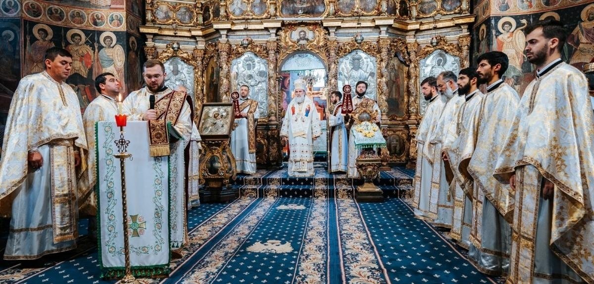 Hirotonii la Catedrala Arhiepiscopală din Roman 304809