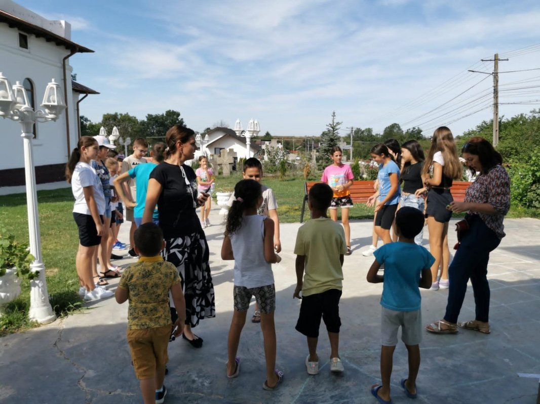 Activitate cu tinerii la o parohie din Eparhia Târgoviștei 304926