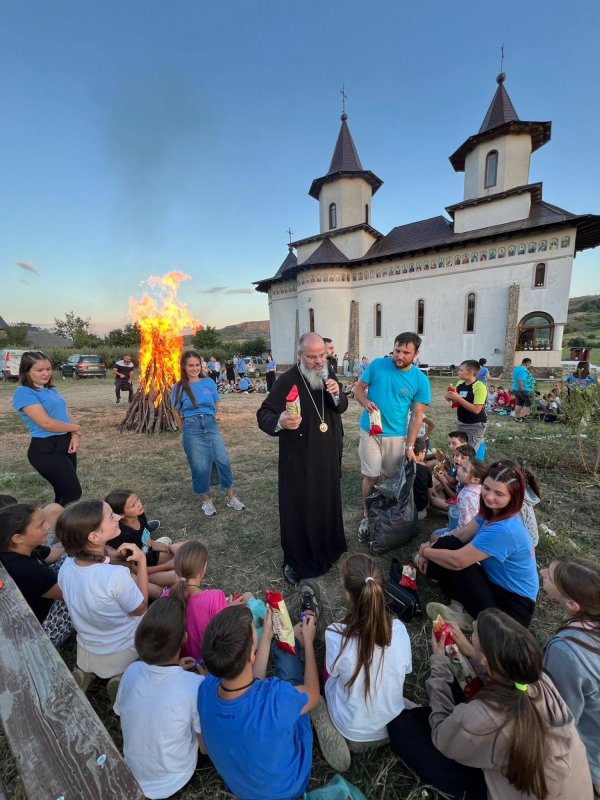 Ierarhul Hușilor alături de copiii din tabăra „Copilărie și credință” 305009