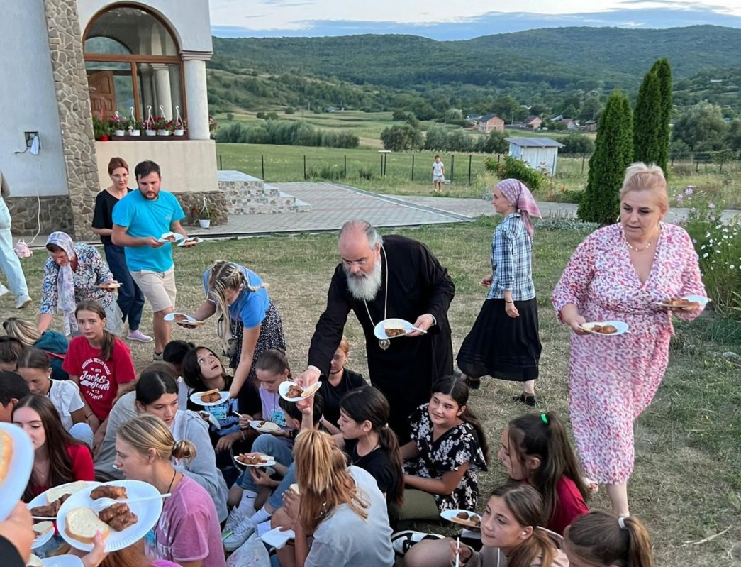 Ierarhul Hușilor alături de copiii din tabăra „Copilărie și credință” 305010