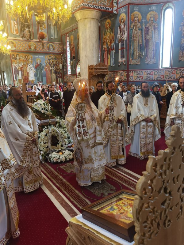 Prăznuire luminoasă la Mănăstirea Caraiman 305039