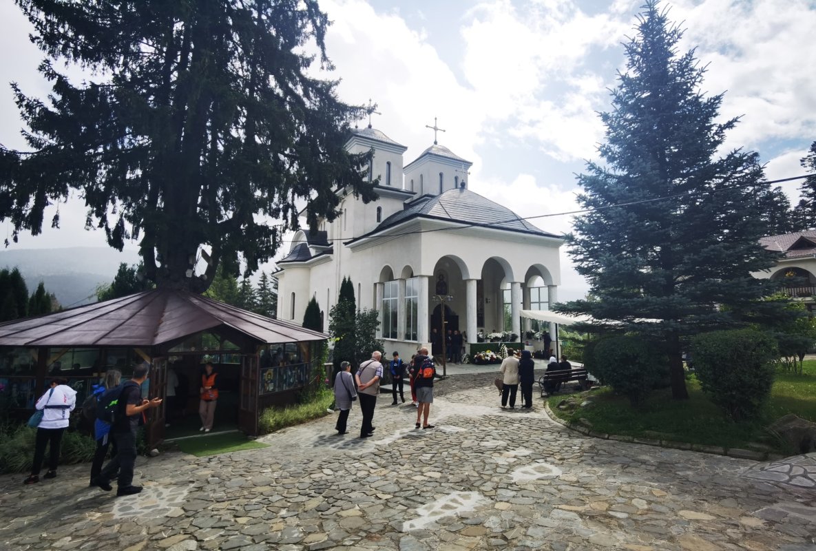 Prăznuire luminoasă la Mănăstirea Caraiman 305040