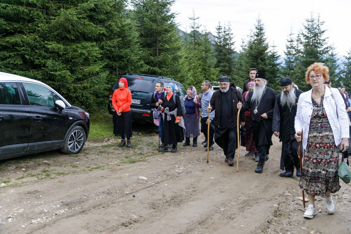 Sute de credincioși uniţi în rugăciune pe Muntele Ceahlău 305128