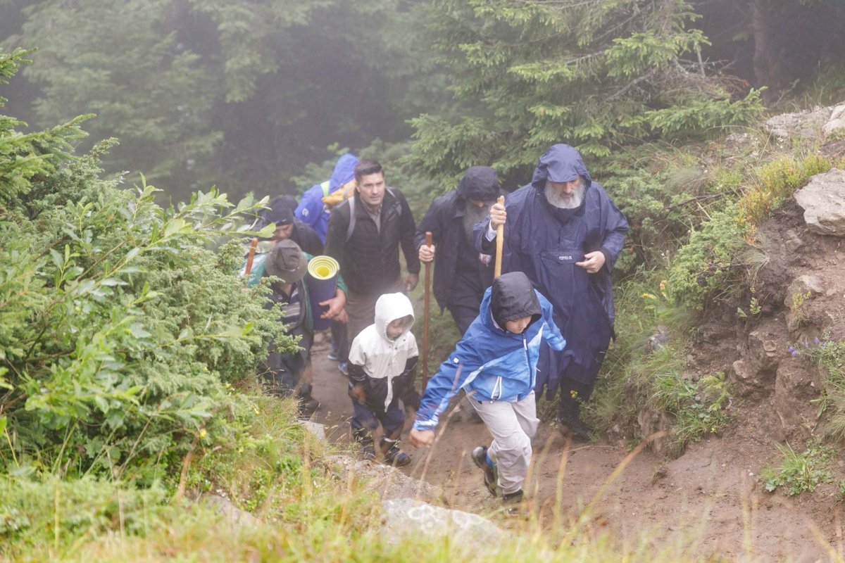 Sute de credincioși uniţi în rugăciune pe Muntele Ceahlău 305132