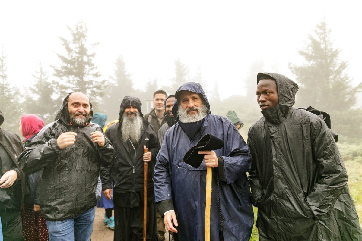 Sute de credincioși uniţi în rugăciune pe Muntele Ceahlău 305133