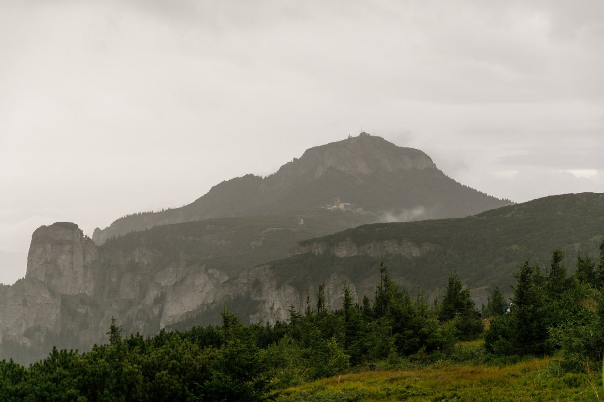 Sute de credincioși uniţi în rugăciune pe Muntele Ceahlău 305136