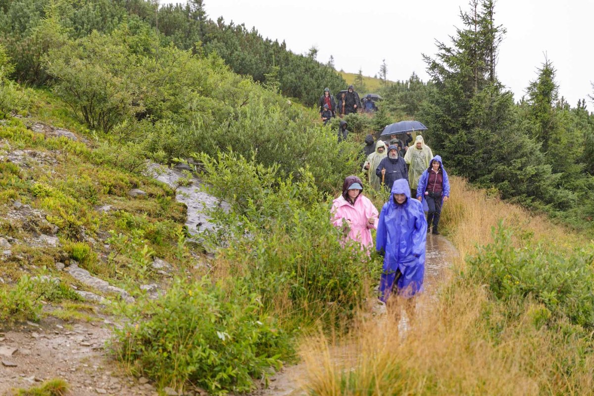 Sute de credincioși uniţi în rugăciune pe Muntele Ceahlău 305137