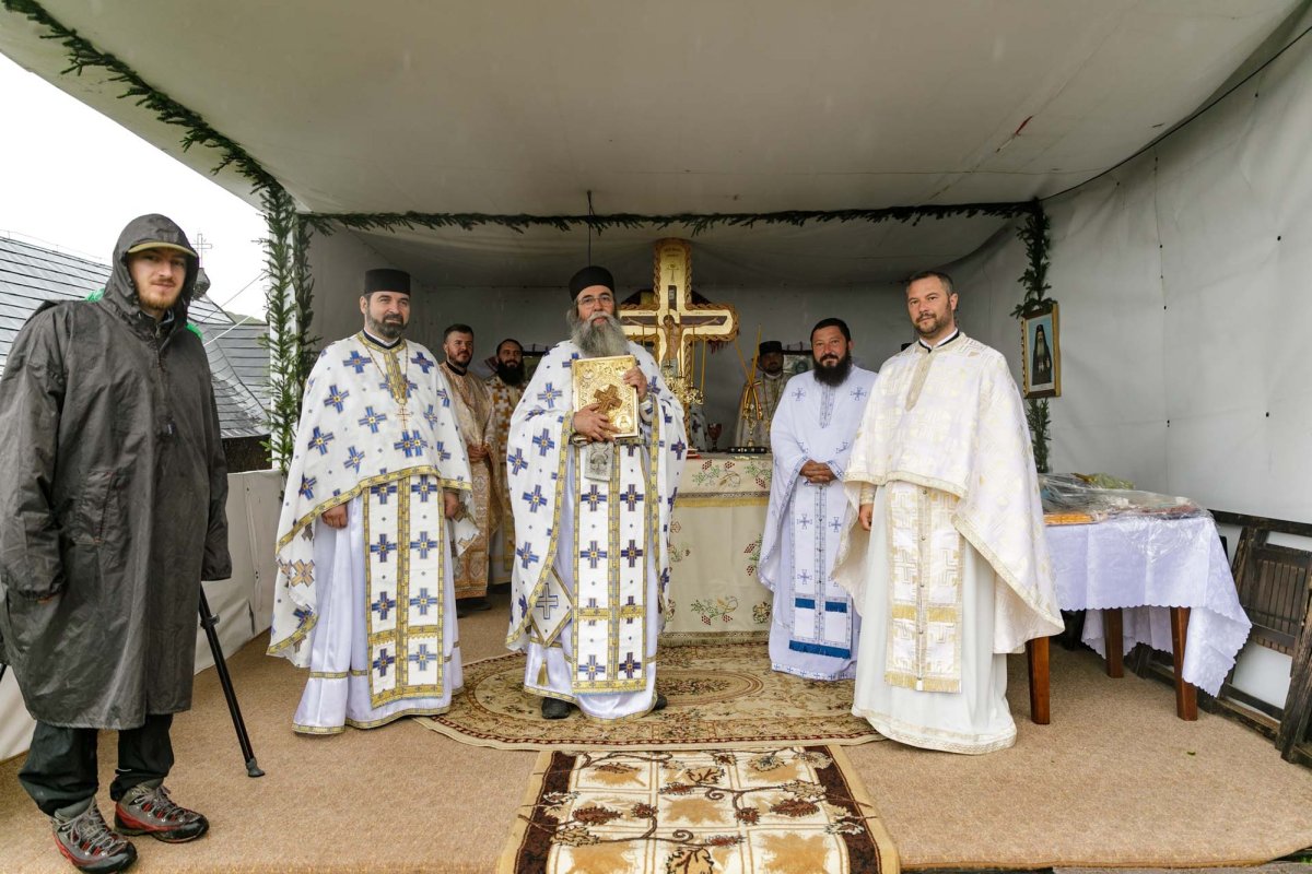 Sute de credincioși uniţi în rugăciune pe Muntele Ceahlău 305139