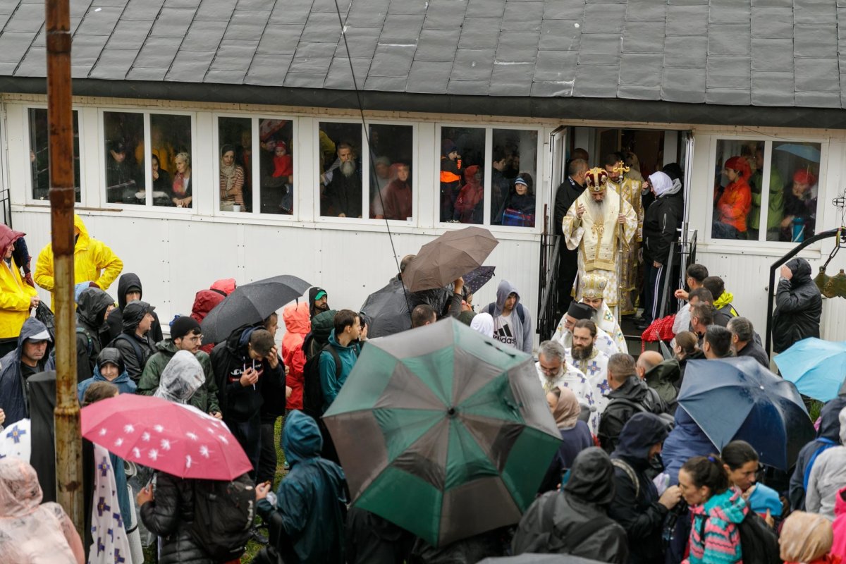 Sute de credincioși uniţi în rugăciune pe Muntele Ceahlău 305141